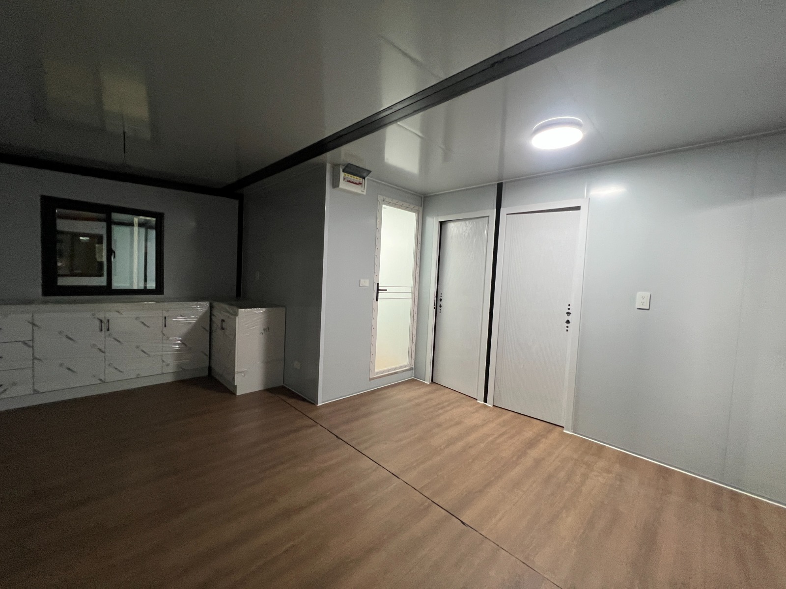Casa prefabricada Modula Mex acabado gris, vista de fábrica